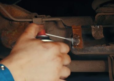 Жидкий ключ WD-40: что это, как работает и чем заменить?