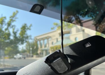 Клей для зеркала заднего вида: почему профессионалы выбирают Loctite 326 и почему стекло потом «с мясом»